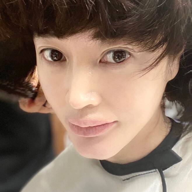 Kim Hye-soo posted a picture on his instagram on the 24th with an article entitled No rain damage, big day and day difference, all cold.In the public photos, Kim Hye-soos selfie photo, which is trimming his hair in the beauty salon, is included.In particular, Actor Song Yoon-a responded to the post with ~, and Kim Hye-soo expressed his gratitude to Una!!Actor Go Min-si said, My thing is mine, and Actor Park Kyoung-Hye replied, No, you are mine.Kim Hye-soo replied to Go Min-si, Have me ~ ~ and then asked Park Kyoung-Hye, Do you want to share?He made a witty comment and attracted attention.Meanwhile, Kim Hye-soo is filming the movie Smuggling.Photo: Kim Hye-soo Instagram