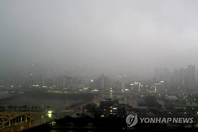 태풍 북상 몰아치는 천둥 (부산=연합뉴스) 손형주 기자 = 태풍 오마이스가 경남 고성에 상륙한 24일 밤 부산 일대에 천둥이 쳐 밝은 모습이다. 2021.8.24