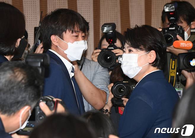 이준석 국민의힘 대표가 25일 오전 국회 소통관에서 기자회견을 마친 윤희숙 의원과 이야기를 나누고 있다. 윤 의원은 이날 기자회견을 통해 "전 이 시간 부로 대통령 후보 경선을 향한 여정을 멈추겠다＂며 ＂또 국회의원직도 다시 서초갑 지역구민과 국민들께 돌려드리겠다＂고 말했다. 2021.8.25/뉴스1 © News1 이동해 기자