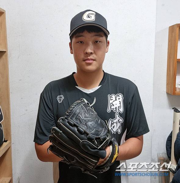 이민석은 모태 롯데팬이다. 마침 개성고 유니폼의 G로고도 롯데 자이언츠와 흡사하다. 김영록 기자