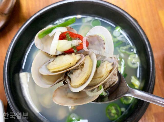 고창갯벌은 국내 최대 바지락 생산지다. 인근 식당 어디서나 바지락 요리를 맛볼 수 있다.