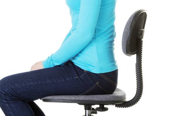 앉아 있는 자세에서 드로인 운동을 하면 뱃살 감량에 효과적이다./사진=클립아트코리아