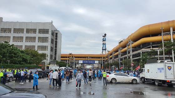 25일 오후 충남 당진시 현대제철 당진제철소에서 비정규직지회 노조원 1400여 명이 직고용 등을 요구하며 집회를 열고 있다. 신진호 기자