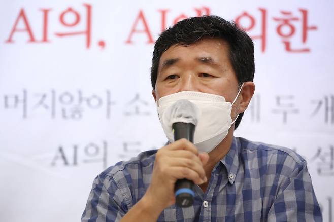 AI가 쓴 장편소설 <지금부터의 세계> 를 기획한 김태연 소설 감독이 25일 서울 서교동의 한 카페에서 열린 기자간담회에서 취재진의 질문에 답하고 있다. 연합뉴스