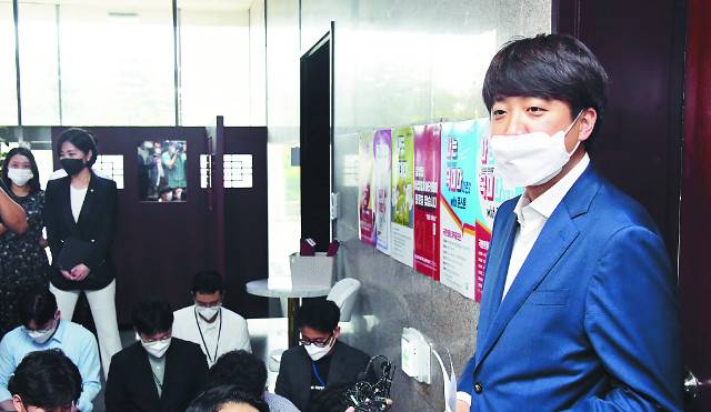 이준석 국민의힘 대표가 24일 국회에서 국민권익위원회의 부동산 거래 조사 결과 불법 의혹이 제기된 소속 의원 12명에 대한 당 최고위원회의 처분 결과를 기자들에게 설명하고 있다. 국회사진기자단