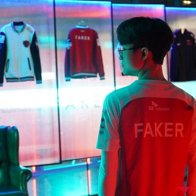 페이커가 농구황제 마이클 조던의 NBA 통산 4~6번째 우승 당시를 떠올리게 한다는 미국 e스포츠 매체 분석이 나왔다. 리그 오브 레전드 프로게이머로서 제3의 전성기를 맞이하고 있다는 얘기다. 사진=SK telecom CS T1 공식 SNS