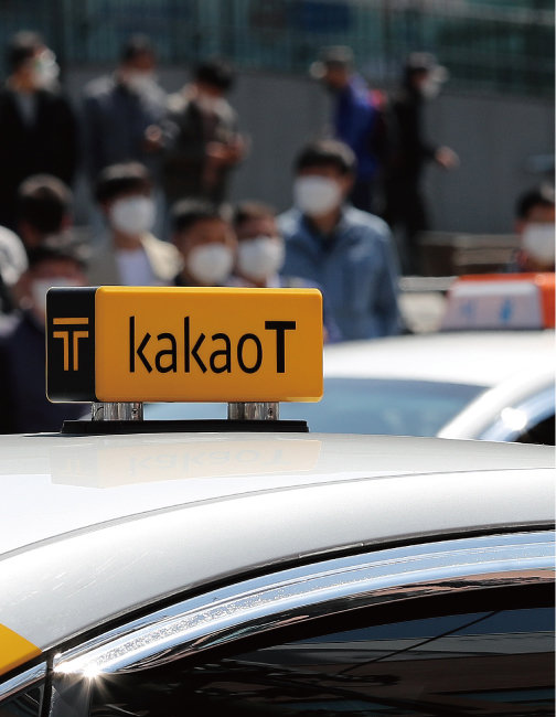 택시 호출 서비스를 제공하는 ‘카카오 택시’가 8월 2일 호출이 많은 피크 시간대에는 추가 비용을 최대 5000원까지 올리겠다고 발표했다. 이에 각계 비판이 쏟아지자 8월 15일 요금 인상을 철회했다. [뉴스1]