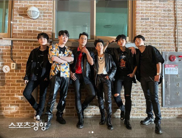 Trot Singer Jung Dong-won posted several photos on his SNS Instagram on the 25th with an article entitled Tonight at 10 pm King Sejong Institute!In the photo, Jung Dong-won, Lim Young-woong, Young-tak, Lee Chan-won, Jang Min-ho and Kim Hee-jae dressed in torn jeans, leather costumes, boots and sneakers reminiscent of rock bands are taking pose against the wall.In particular, Lim Young-woong and Jung Dong-won sit on the floor and stretch their legs and take a pose, which reminds me of the music video shooting scene of Idol.Jung Dong-won wrote a sunglass and posted a solo picture appearing in the smoke.The netizens responded that this brother is getting cooler, Idol La Pose, Skin clothes and sunglass are too cool and La Pose is cool.On the 63rd episode of the TV Chosun Mulberry Monkey School: Life School, a special feature of Legendary Bandbook will be drawn.On this day, TOP6, including Jung Dong-won and Lim Young-woongg, formed a mulberry band and announced that they will show the stage of the previous class of collabor with rockers such as legendary band Novasonic - Park Wan-gyu - Hong Kyung-min - Yu Ji-jin - Lee Ji-hoon - Chungmo.