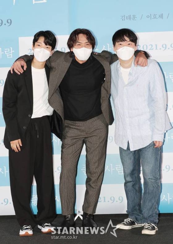 배우 이효제, 김태훈, 정욱 감독이 25일 오후 서울 용산 아이파크몰 CGV에서 열린 영화 '좋은 사람' 언론시사회에 참석해 포즈를 취하고 있다.  '좋은 사람'은 교실 도난 사건과 딸의 교통사고, 의심받고 있는 한 명의 학생 세익(이효제 분) 그리고 좋은 사람이 되고 싶은 교사 경석(김태훈 분)이 의심과 믿음 속에 갇혀 딜레마에 빠지고 진실과 마주하게 되는 이야기. 내달 9일 개봉. 2021.08.25 /사진=김창현 기자 chmt@