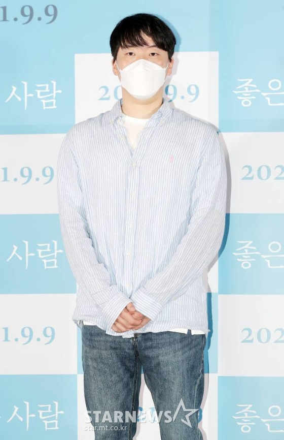 정욱 감독이 25일 오후 서울 용산 아이파크몰 CGV에서 열린 영화 '좋은 사람' 언론시사회에 참석해 포즈를 취하고 있다.  '좋은 사람'은 교실 도난 사건과 딸의 교통사고, 의심받고 있는 한 명의 학생 세익(이효제 분) 그리고 좋은 사람이 되고 싶은 교사 경석(김태훈 분)이 의심과 믿음 속에 갇혀 딜레마에 빠지고 진실과 마주하게 되는 이야기. 내달 9일 개봉. 2021.08.25 /사진=김창현 기자 chmt@