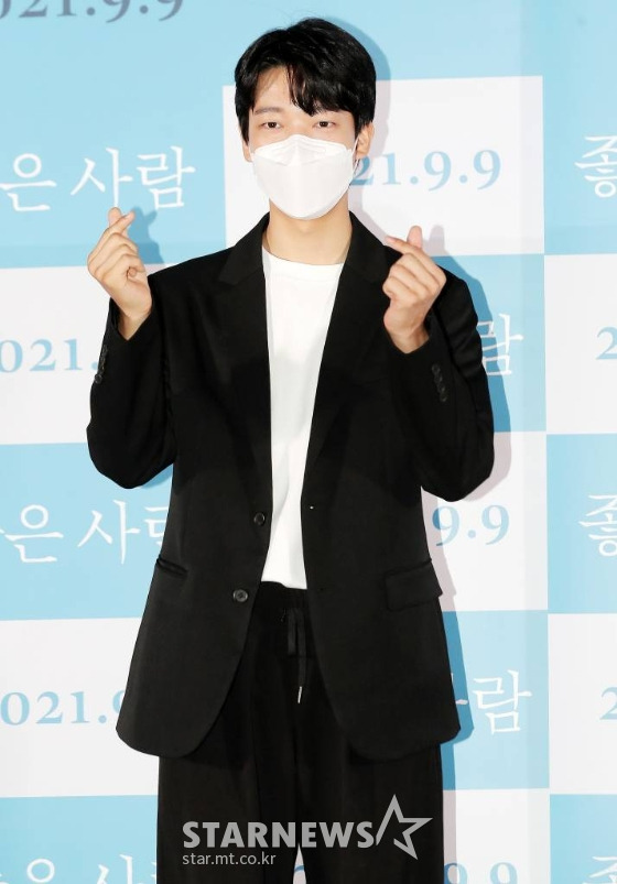 배우 이효제가 25일 오후 서울 용산 아이파크몰 CGV에서 열린 영화 '좋은 사람' 언론시사회에 참석해 포즈를 취하고 있다.  '좋은 사람'은 교실 도난 사건과 딸의 교통사고, 의심받고 있는 한 명의 학생 세익(이효제 분) 그리고 좋은 사람이 되고 싶은 교사 경석(김태훈 분)이 의심과 믿음 속에 갇혀 딜레마에 빠지고 진실과 마주하게 되는 이야기. 내달 9일 개봉. 2021.08.25 /사진=김창현 기자 chmt@