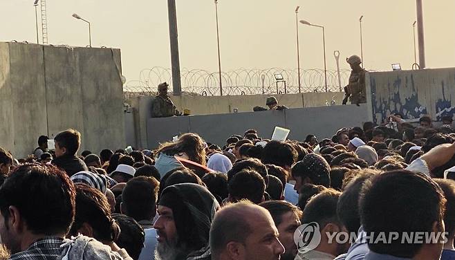 국외 탈출 위해 카불 공항 몰려든 아프간인들 (카불 EPA=연합뉴스) 이슬람 무장조직 탈레반이 장악한 아프가니스탄을 탈출하려는 아프간인들이 23일(현지시간) 수도 카불의 하미드 카르자이 공항 주변에 몰려 있다. 이날 공항 바깥에서는 총격전이 벌어져 아프간 보안군 1명이 숨지고 여러 명이 부상했다. sungok@yna.co.kr