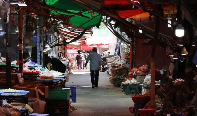 지난 17일 서울 청량리 경동시장에서 시민이 걸어가고 있다. (사진=연합뉴스)