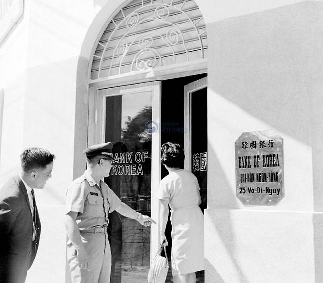 1966년 4월 11일 한국은행 사이공지점이 문을 열었다. 군인이나 은행원이나 목숨을 걸고 달러 벌이 하던 시절의, 사라진 기억이다. /국가기록원 아카이브 사진