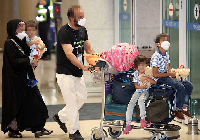 인형 들고 입국하는 아프간 어린이들./연합뉴스