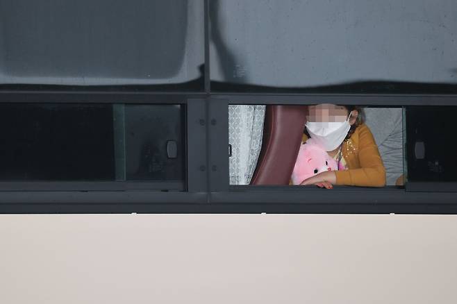 과거 한국을 도왔던 아프가니스탄 협력자와 그 가족들이 26일 오후 인천공항을 통해 입국했다. 한 어린이가 임시생활시설로 이동하는 버스에서 창밖을 쳐다보고 있다. /연합뉴스