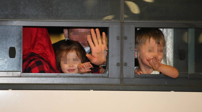 과거 한국을 도왔던 아프가니스탄 협력자와 그 가족들이 26일 오후 인천공항을 통해 입국했다. 연합뉴스