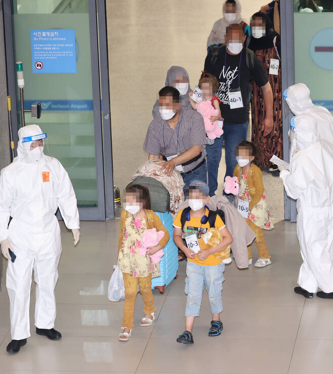 과거 한국을 도왔던 아프가니스탄 협력자와 그 가족들이 26일 오후 인천공항을 통해 입국했다. 연합뉴스