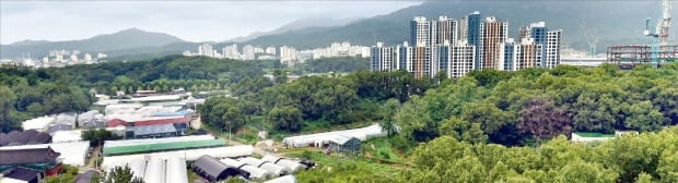 정부가 정부과천청사 부지를 대신해 과천 갈현동 일대 12만㎡ 규모의 신규 택지를 개발하기로 했다. 지하철 4호선 인덕원역 인근에 있는 갈현지구 전경.  /김영우  기자