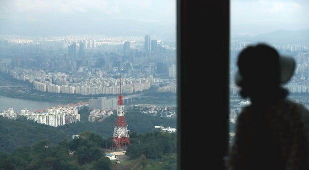 서울 중구 남산서울타워에서 바라본 서울 도심의 아파트 및 주택 단지. /뉴스1