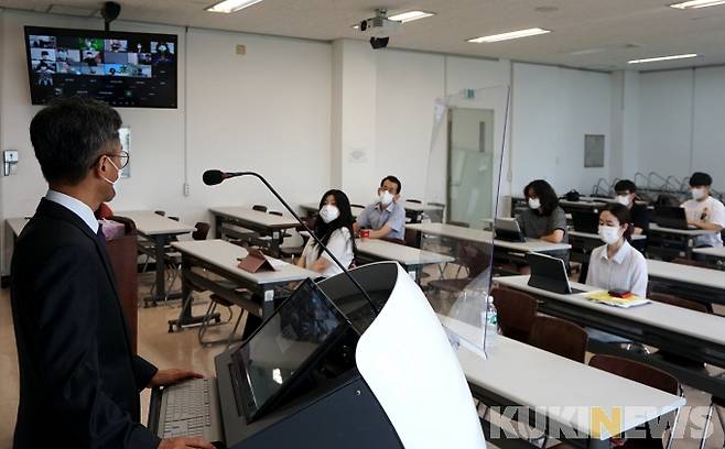 안달 교수(전파메카트로닉스연구센터 센터장)가 하이브리드 강의실에서 ICT혁신인재 4.0 연구교육과정 평가회를 진행하고 있다.