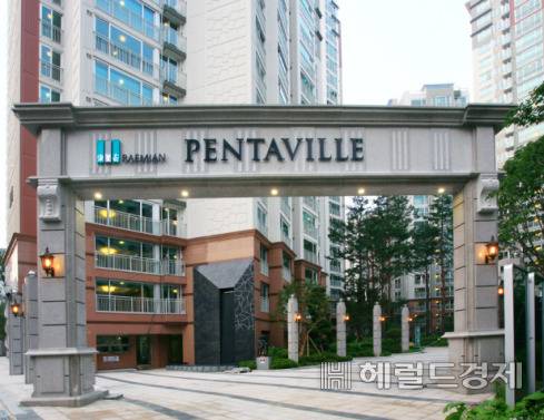 과도기적으로 나타났던 브랜드 표준형식의 문주 디자인의 예. 서울 역삼동 래미안 펜타빌(2007년 준공)의 문주. [삼성물산 제공]