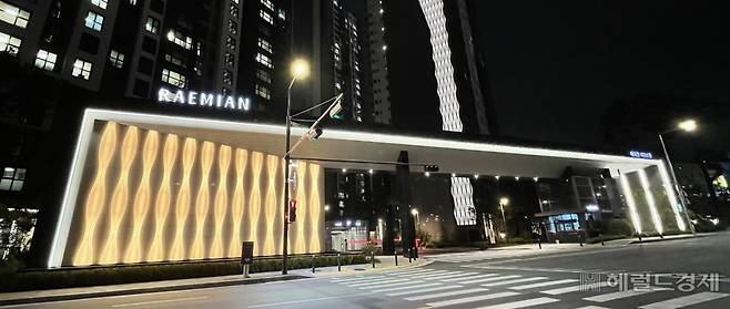 길이 70m에 달하는 서초구 래미안리더스원 아파트 문주 야경. [삼성물산 제공]
