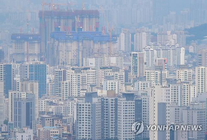 서울 남산에서 바라본 아파트 단지 모 [연합뉴스 자료사진]