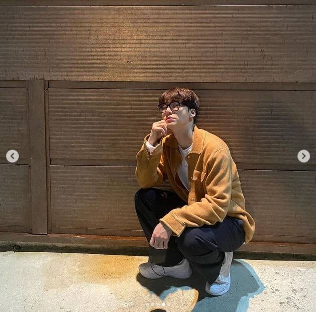 Actor Ahn Jae-hyeun has reported on the latest.Ahn Jae-hyun posted several photos on his instagram on the 26th without any comment.In the open photo, Ahn Jae-hyun poses with an intellectual figure wearing black horn frame glasses.Meanwhile, Ahn Jae-hyun recently returned to the spotlight after about two years of divorce from his ex-wife, Koo Hye-sun, through the Teabing Original Series Spring Camp.Photo: Ahn Jae-hyun SNS