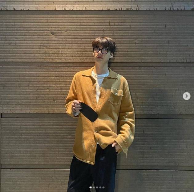 Actor Ahn Jae-hyeun has reported on the latest.Ahn Jae-hyun posted several photos on his instagram on the 26th without any comment.In the open photo, Ahn Jae-hyun poses with an intellectual figure wearing black horn frame glasses.Meanwhile, Ahn Jae-hyun recently returned to the spotlight after about two years of divorce from his ex-wife, Koo Hye-sun, through the Teabing Original Series Spring Camp.Photo: Ahn Jae-hyun SNS