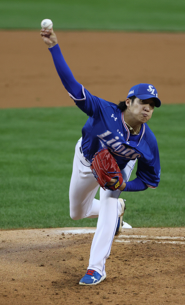 27일 오후 서울 잠실야구장에서 열린 프로야구 삼성과 LG의 경기. 1회말 삼성 선발투수 원태인이 역투하고 있다, 서울 | 연합뉴스