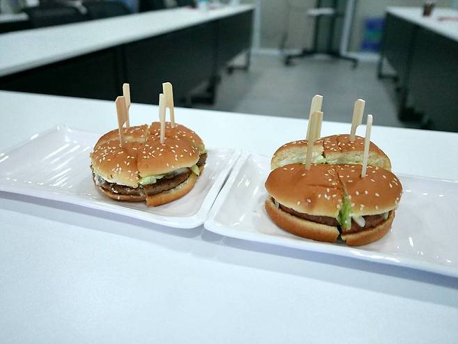 패스트푸드 불고기 햄버거(왼쪽)와 3S 미트 불고기 햄버거