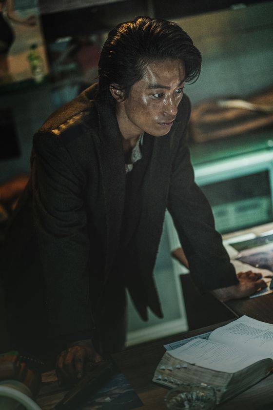 연상호 감독의 영화 '반도'에서 631 부대를 이끄는 지휘관, 서대위 역을 맡은 구교환. 반도를 탈출하기 위해 무섭게 직진하는 인물이다. [사진 NEW]