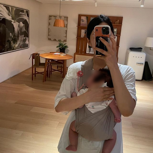Actor Han Ji-hye (real name Lee Ji-hye and 37), who became a mother, revealed her parenting routine.Han Ji-hye wrote on Instagram on the 26th,  (the dew is Jung Yoon-seul) and posted several photos.Jung Yoon-seul is the name of her daughter. The photos released by Han Ji-hye are daily life with her daughter. Han Ji-hye, a short-sleeved T-shirt, takes a selfie with her baby in her arms.In another photo, I take a picture with a portable fan in one hand and a sleeping daughter, and the atmosphere of peaceful daily life is conveyed in the comfortable expression of Han Ji-hye.Fellow entertainers responded such as I am so lovely and my mother is so lovely.Han Ji-hye marriages in 2010 with older Inspection Husband in Hawaii; she gave birth to her first daughter in June, 11 years after marriage.
