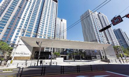 푸르지오 써밋의 문주 디자인은 큰 스케일을 강조한 디자인으로 하이엔드 브랜드 단지에 걸맞게 진입부의 웅장함을 강조했다. 문주 석종은 화이트톤의 고급 화강석을 사용했다. 사진은 반포써밋 아파트. [대우건설 제공]