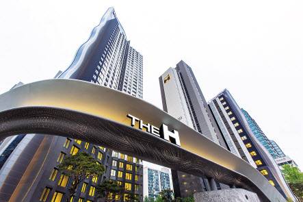 유선형 디자인을 탑재한 문주 형식. 주재료는 스테인레스 스틸 판넬이다. 사진은 디에이치 반포 라클라스. [현대건설 제공]