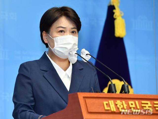 [서울=뉴시스] 전신 기자 = 부친의 부동산 투기 의혹에 대한 도의적 책임을 지기 위해 대선 경선을 포기하고 국회의원직을 사퇴한 윤희숙 국민의힘 의원이 27일 서울 여의도 국회 소통관에서 기자회견을 열고 "저는 지금 저 자신을 공수처에 수사 의뢰한다"면서 "공수처가 못하겠다면 합수본에 다시 의뢰 하겠다"고 밝히고 있다. (공동취재사진) 2021.08.27. photo@newsis.com