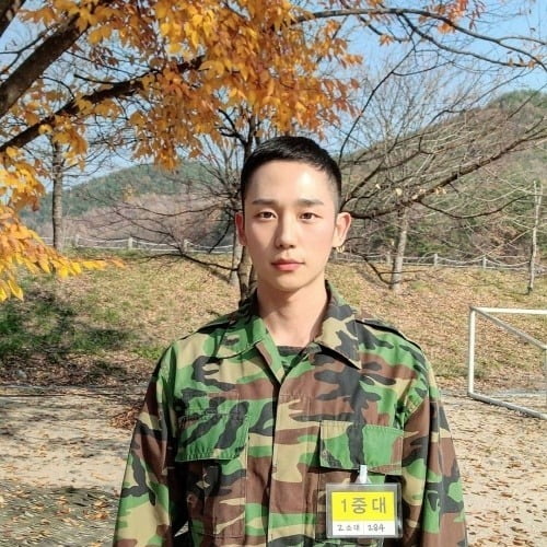 Actor Jung Hae In has unveiled the Netflix series D.P. (Diffy) behind-the-scenes cut.Jung Hae In posted a picture on his 28th day with an article entitled 1st Company 2nd Squadron 284th Training.The photo released on the day shows Jung Hae In, who is wearing a military uniform and staring at the camera with no expression.D.P., starring Jung Hae In and Koo Kyo-hwan, released on the 27th, is a group of military detachment arrests (D.P.)It is a story about the reality that Jung Hae In and Koo Kyo-hwan chased after those who had various stories and did not know before.At the production presentation, Jung Hae In said, The set was extremely realism. It felt like re-entry.
