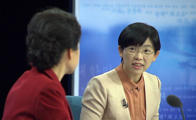 2012년 대선 후보 TV토론 장면. 이정희(오른쪽) 통합진보당 당시 후보가 박근혜 새누리당 후보를 보며 발언하고 있다. /중앙선거방송토론위원회·TV조선