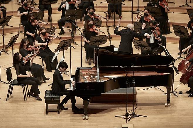 Pianist Sunwoo Yekwon performs with the Seoul Philharmonic Orchestra led by Osmo Vanska at the Lotte Concert Hall in Seoul on Aug. 13. (Lotte Concert Hall)