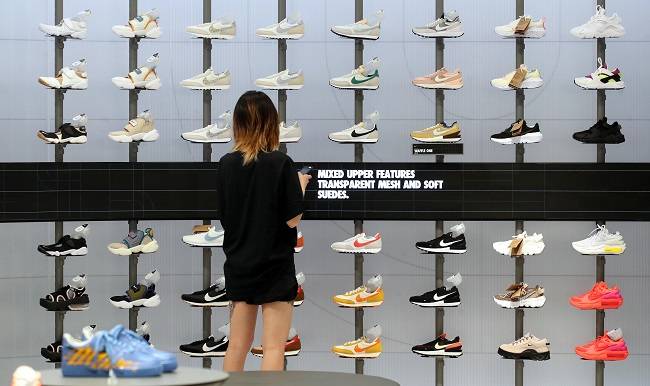 나이키 명동매장에 전시된 스니커즈들. <사진=김호영 기자>