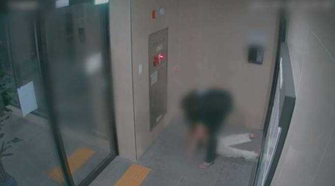 예진씨는 머리를 다친 듯 쓰러졌지만 남자는 의식을 잃고 쓰러진 예진씨를 응급조치 할 생각도 없이 질질 끌고 다녔다. SBS 제공
