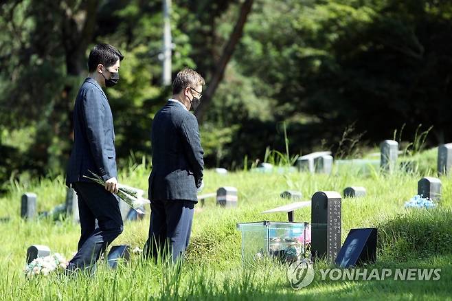 5·18구묘역 참배하는 최재형 (광주=연합뉴스) 정회성 기자 = 국민의힘 대권 주자인 최재형 전 감사원장(오른쪽)이 28일 오전 광주 북구 망월동 5·18 구묘역(민족민주열사묘역)을 참배하고 있다. 2021.8.28 hs@yna.co.kr