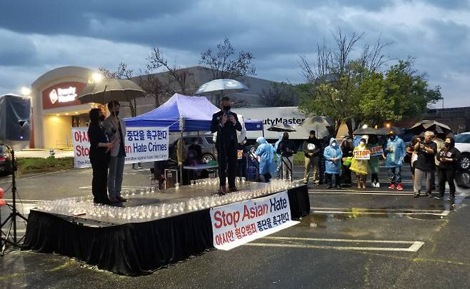 20여개 한인단체들이 구성한 ‘애틀랜타 아시안 혐오범죄 중단촉구 비상대책위원회(비대위)’가 3월 25일(현지시간) 조지아주 덜루스의 귀넷플레이스몰에서 총격 희생자 추모 및 아시아계 인종 혐오 규탄 촛불 시위를 하고 있다.(사진=비대위)