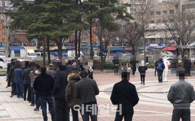 서울시, 경기도 등 지자체가 외국인 노동자에 코로나19 전수검사 행정명령을 내렸던 지난 3월 19일 오전 서울 구로구 구로역 광장에 마련된 임시 선별검사소에 외국인들이 대기하고 있는 모습.(사진=이상원 기자)