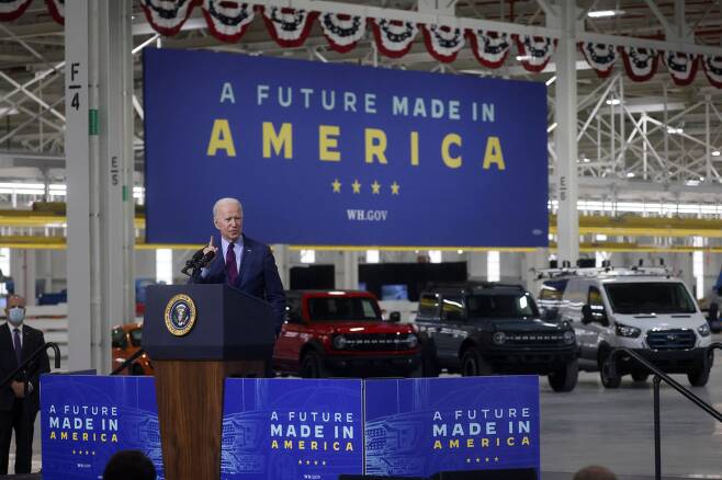 조 바이든 미국 대통령이 2021년 5월 18일 미시간주 디어본에 있는 포드 전기차 공장을 방문해 연설하고 있다. /연합뉴스