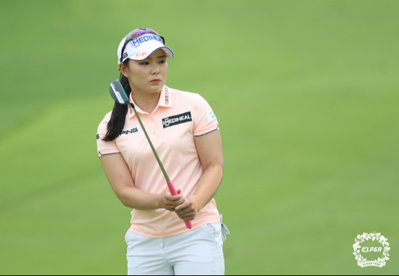 이다연이 29일 열린 KLPGA 투어 한화클래식에서 우승했다. 지난 2019년 12월 효성 챔피언십 우승 이후 1년 9개월만에 다시 한 번 우승을 차지했다. 4번 홀에서 퍼팅을 시도하고 있는 이다연. [사진=  한국여자프로골프협회(KLPGA)]