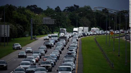허리케인 '아이다'가 미국 남동부로 북상하는 가운데 피해가 예상되는 루이지애나주 인근 도로에 차량 대피 행렬이 이어지고 있다. [CNN 캡처]