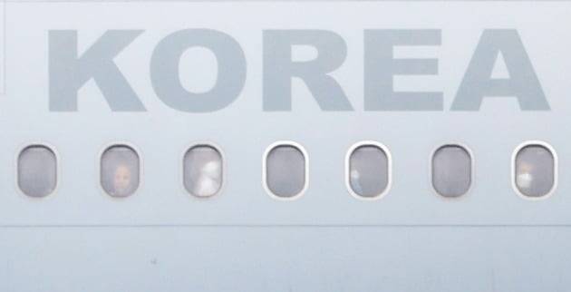 과거 한국을 도왔던 아프가니스탄 협력자와 그 가족들이 탑승한 우리 공군의 KC-330 다목적 공중급유 수송기가 26일 오후 인천공항 활주로에 착륙하고 있다./ 연합뉴스