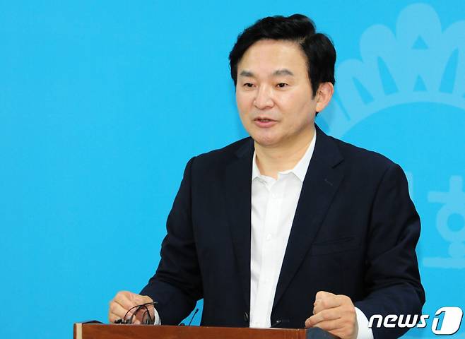 국민의힘 원희룡 대선 경선 예비후보가 26일 광주시의회 브리핑룸에서 기자회견을 열고 '호남과 동행'하겠다며 지지를 호소하고 있다. 원 예비후보는 '준비되고 검증된 후보'라며 윤석열 예비후보와 차별화를 강조했다. 2021.8.26/뉴스1